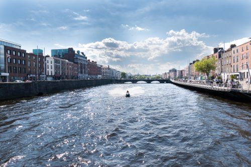 Río liffey y coloridos edificios en día de verano en dublín